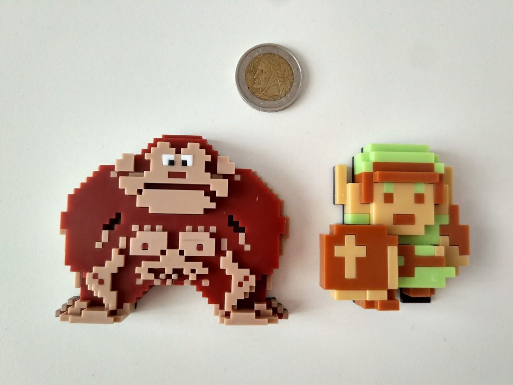 Figuras de Donkey Kong y Link comparadas con dos euros Figuras de Donkey Kong y Link comparadas con dos euros
