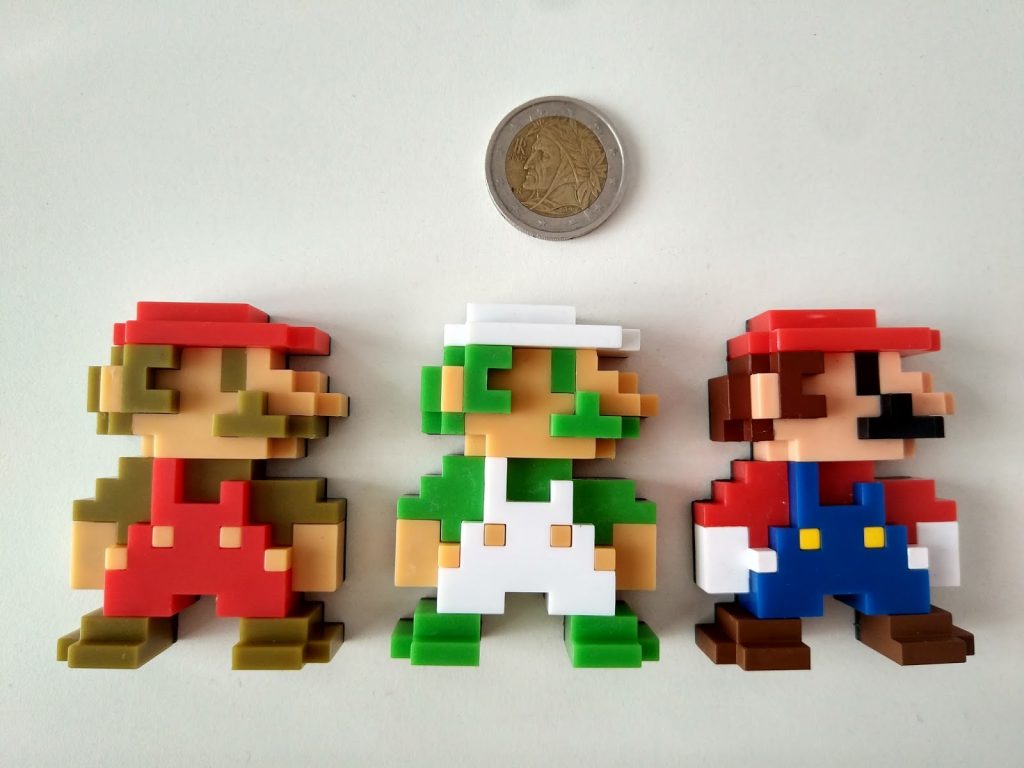 Figuras de Mario y Luigi comparadas con dos euros Figuras de Mario y Luigi comparadas con dos euros